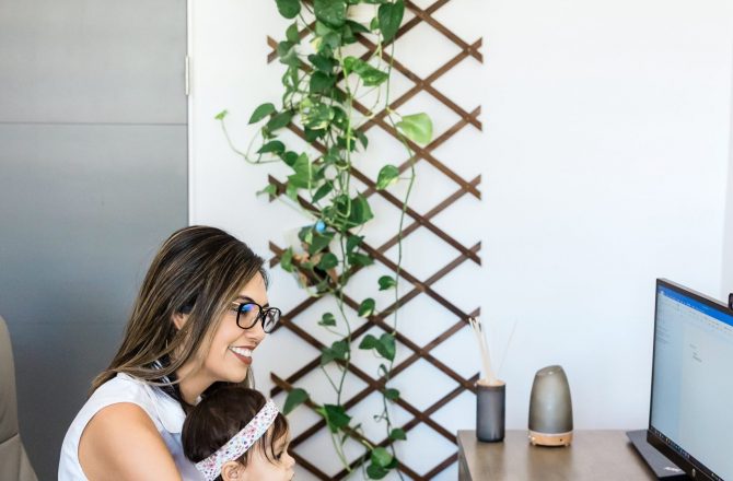<strong>HOW TO STAY PRODUCTIVE WHEN YOU WORK FROM HOME</strong>