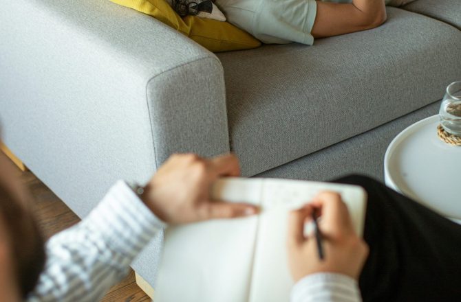 The Role of a Therapist Los Angeles in Managing Depression